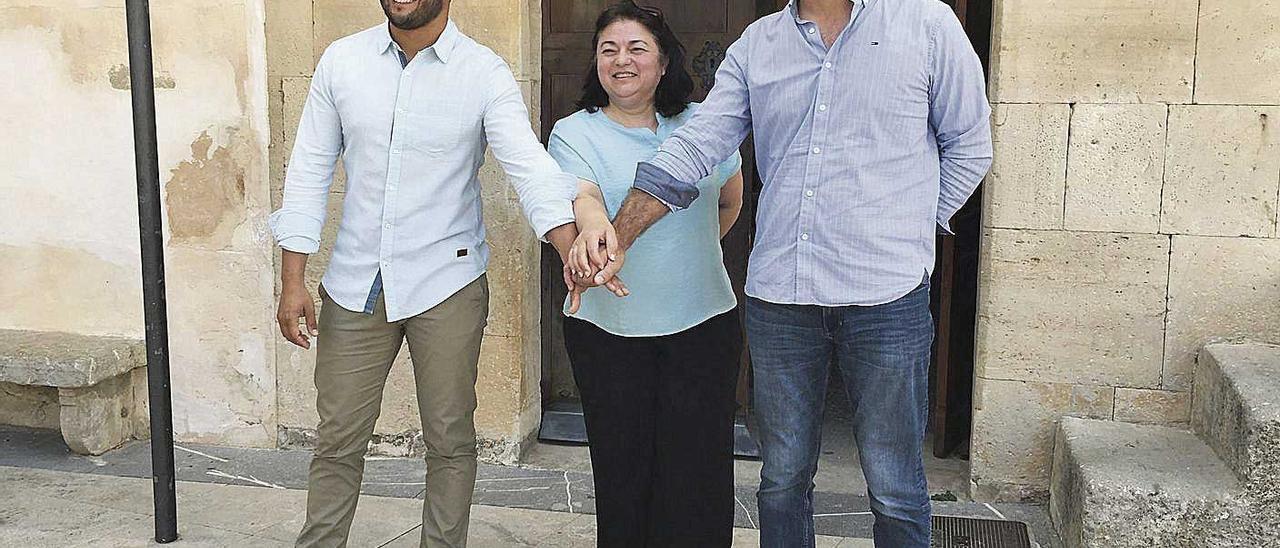Xisco Duarte (PSOE), Isabel Montero (Bloc) y Jaume Monserrat (El Pi), cuando sellaron el pacto en 2019.