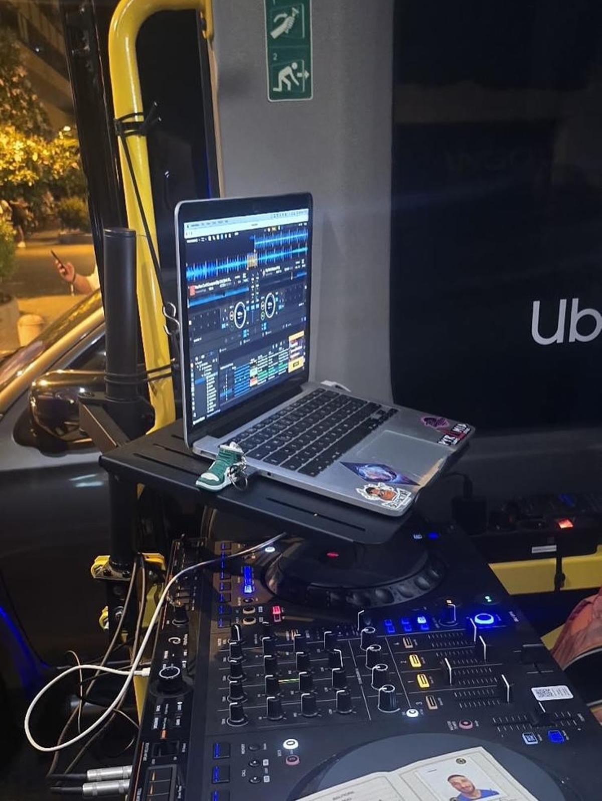 Imagen del equipo de música del dj en la VTC de Uber.
