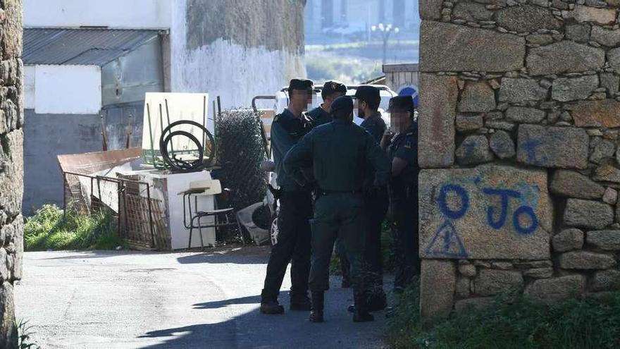 Guardias civiles durante una redada realizada en 2017 en As Eiras, en Meicende.