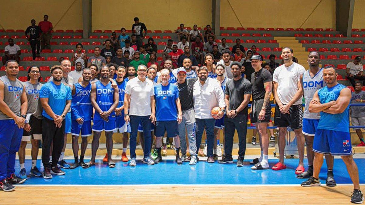 Jean Montero, junto a sus compañeros de la selección de la República Dominicana