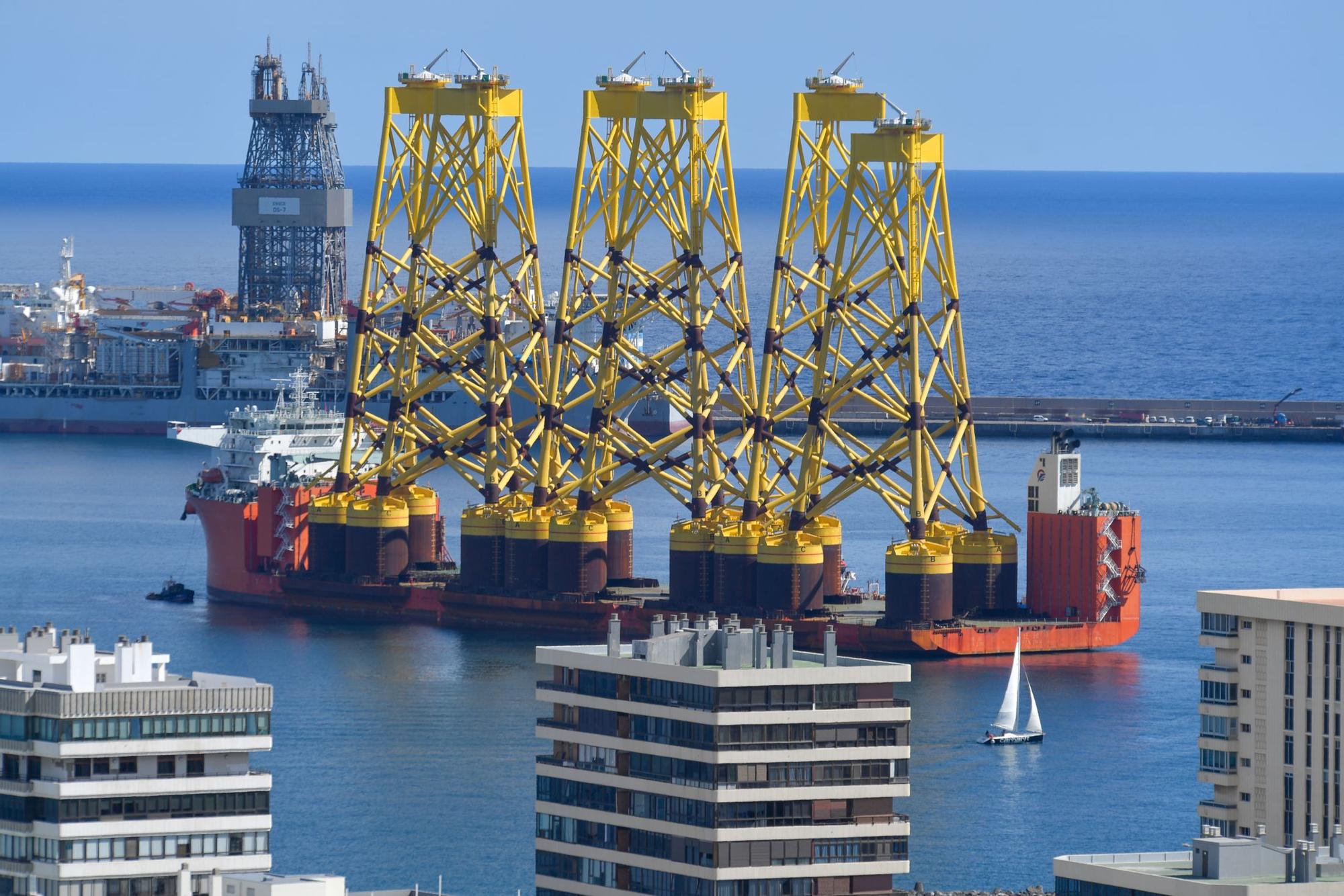 El buque Fan Zhou 10 recala en el Puerto de Las Palmas con estructuras para aerogeneradores