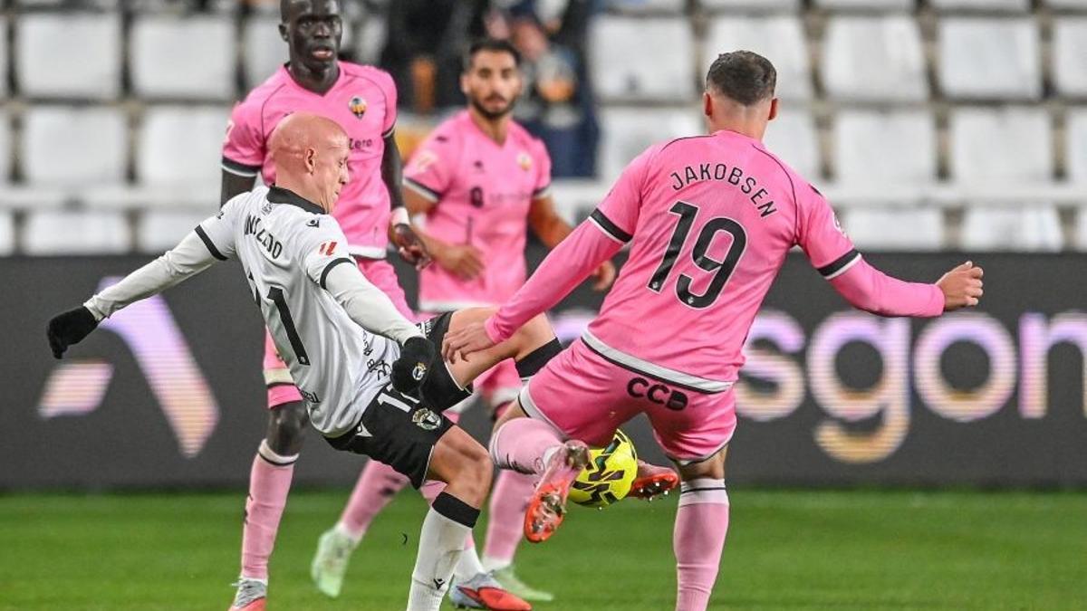 Mollejo pugna con un rival en el partido ante el Castellón.
