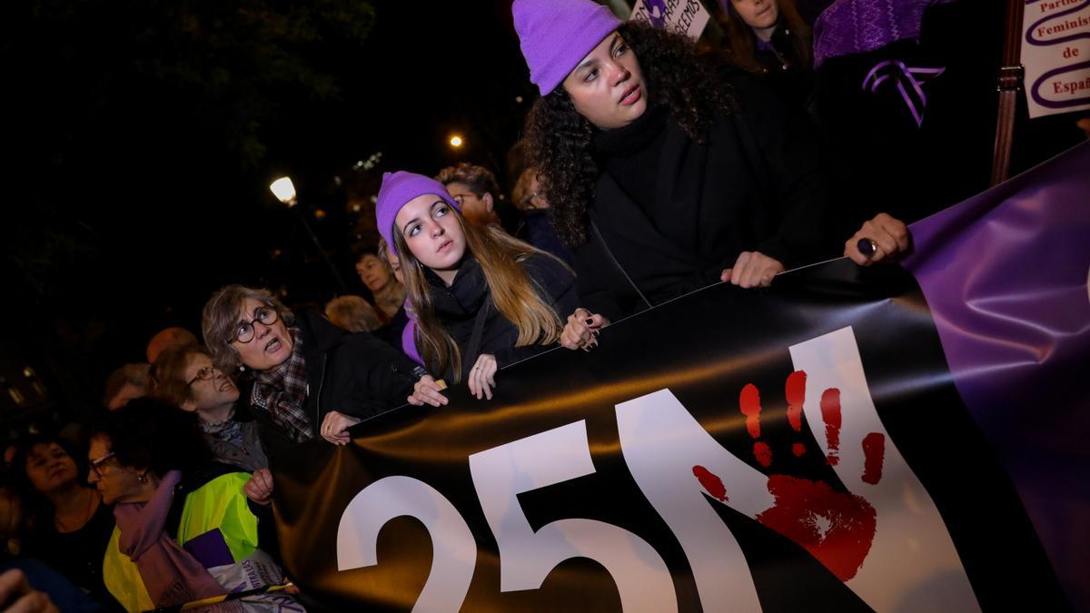 Varias mujeres sostienen una pancarta en la que se lee &#039;25N&#039;