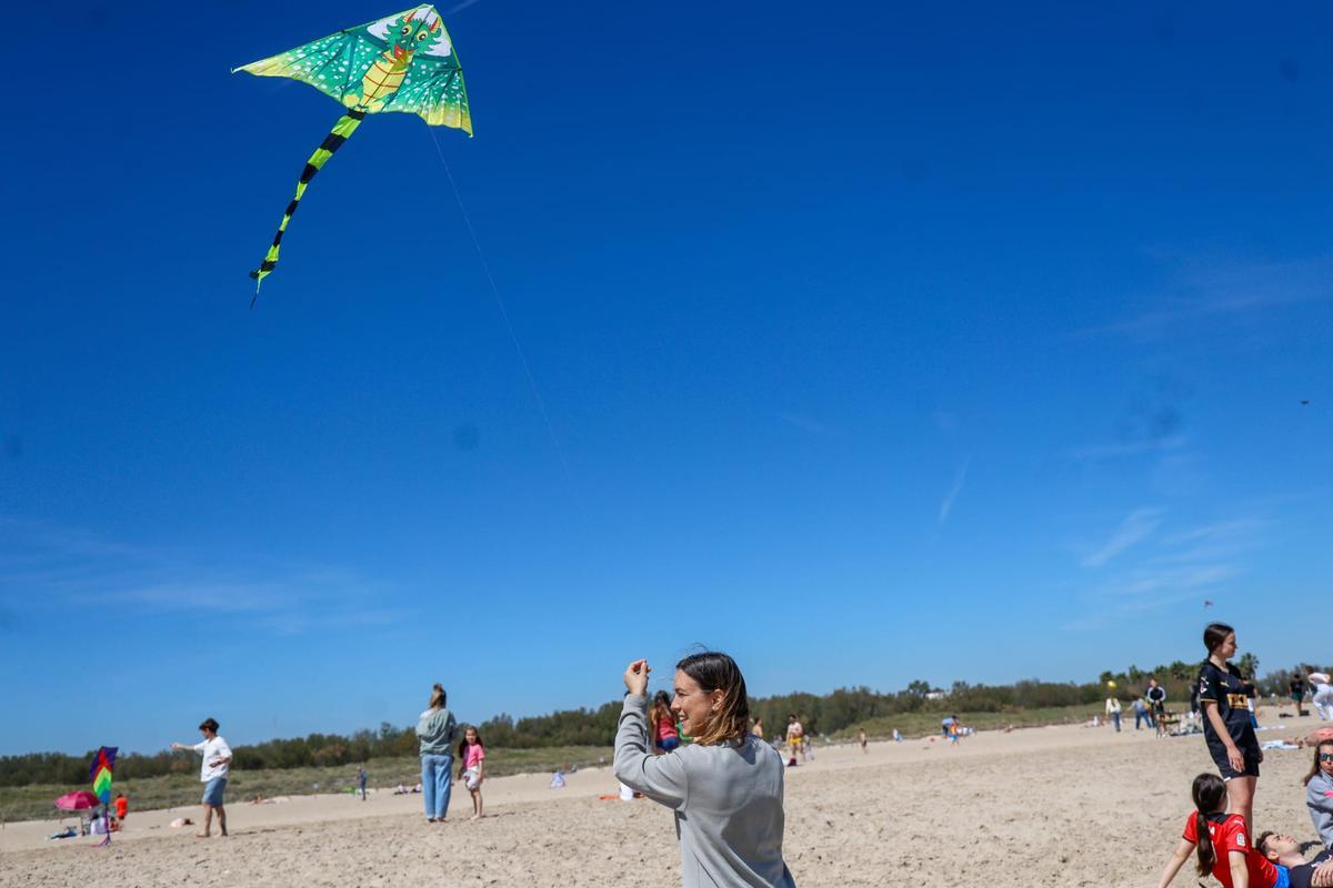 Cometas y comidas familiares en las playas del sur de València