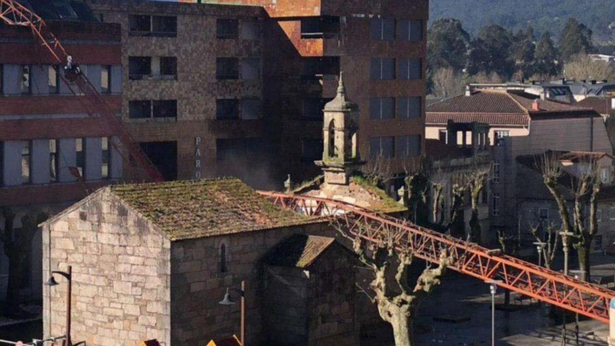 Derrumbe de la grúa sobre la capilla del Cristo en Porriño.   | // D.P.