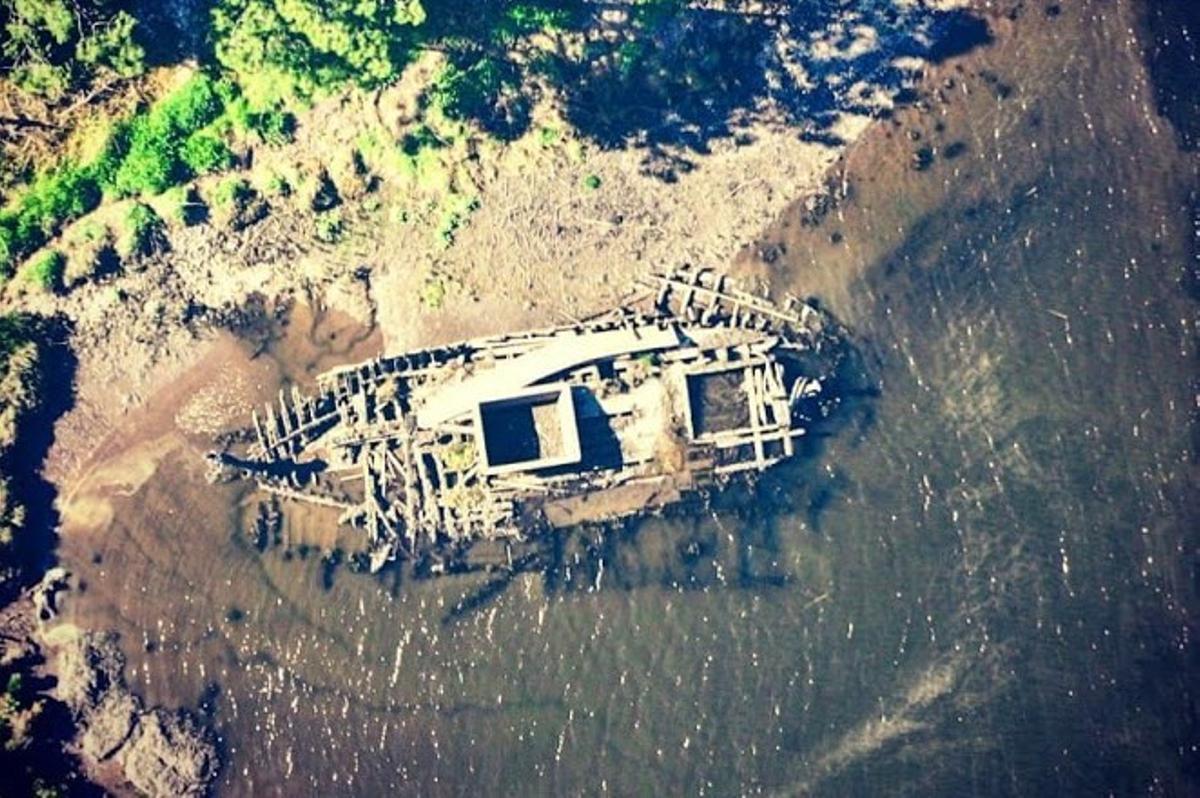 Imagen aérea de los restos de una de las barcazas.