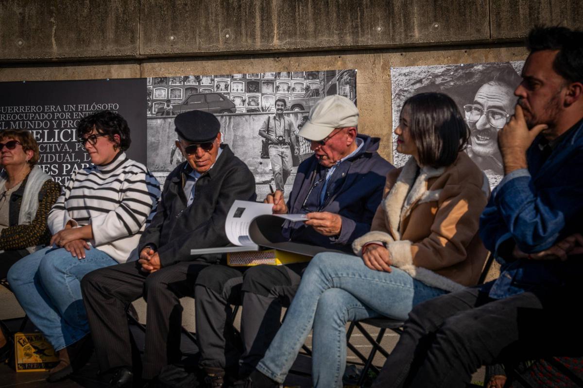 Mireia González, alcaldesa de Santa Coloma; Padre Gabicho; Sebastiao Salgado, fotógrafo; Núria Parlón, consellera d'Interior y Samuel Aranda, fotógrafo. Catalunya Mirades Solidàries ha celebrado un homenaje póstumo al fotógrafo Joan Guerrero en Santa Coloma de Gramenet. La asociación ha inaugurado una exposición de Guerrero en el Parc Fluvial del Besòs y ha entregado el I Premio Joan Guerrero al fotógrafo brasileño Sebastiao Salgado. Mireia González, alcaldesa de Santa Coloma; Padre Gabicho; Sebastiao Salgado, fotógrafo; Núria Parlón, consellera d'Interior y Samuel Aranda, fotógrafo. Catalunya Mirades Solidàries ha celebrado un homenaje póstumo al fotógrafo Joan Guerrero en Santa Coloma de Gramenet. La asociación ha inaugurado una exposición de Guerrero en el Parc Fluvial del Besòs y ha entregado el I Premio Joan Guerrero al fotógrafo brasileño Sebastiao Salgado.