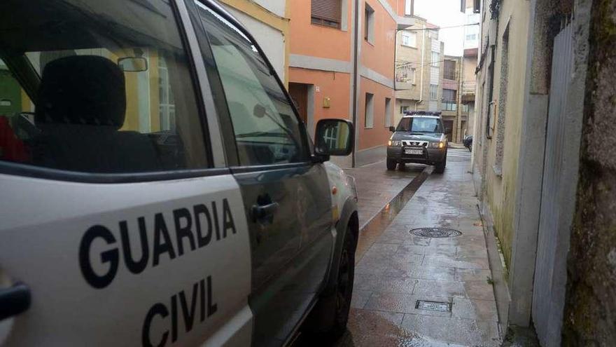 Dos patrullas de la Guardia Civil, durante la mañana de ayer, en la calle Rosalía de Castro. // A Illa