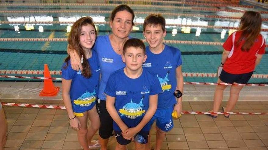 Nadadores y entrenadora del Salvour, en Carballo. // FdV