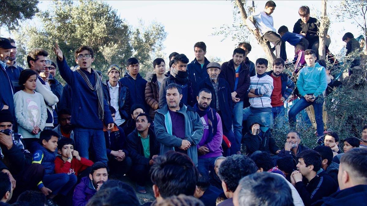 Reunión de refugiados en el campo de Moria, en la isla griega de Lesbos. Reunión de refugiados en el campo de Moria, en la isla griega de Lesbos.
