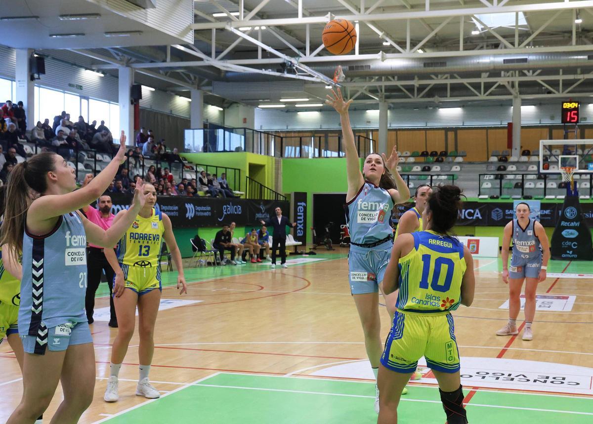 Vizmanos lanza a canasta en un partido en Vigo.