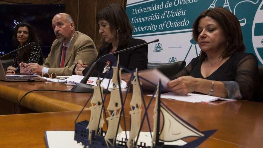 De izquierda a derecha, Laura Galguera (directora de Área de España e Iberoamérica de la Universidad), Francisco José Borge, Pilar Torre y Carmen Adams, con una réplica de la nao &quot;Victoria&quot; en primer termino, ayer.