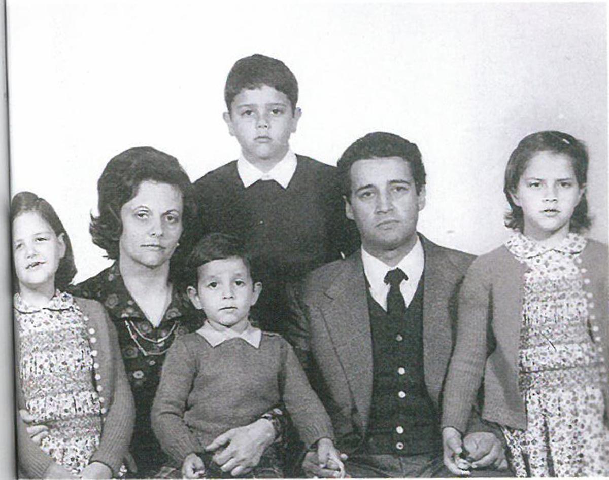 Antonio Platas, con su mujer y sus hijos en una imagen de su juventud. / la opinión. LA CIUDAD QUE VIVI. FOTOS ANTIGUAS.