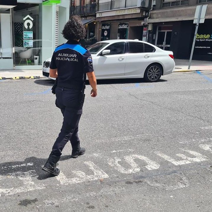 Vigilancia de la circulación rodada en la calle Conde Vallellano, ayer.