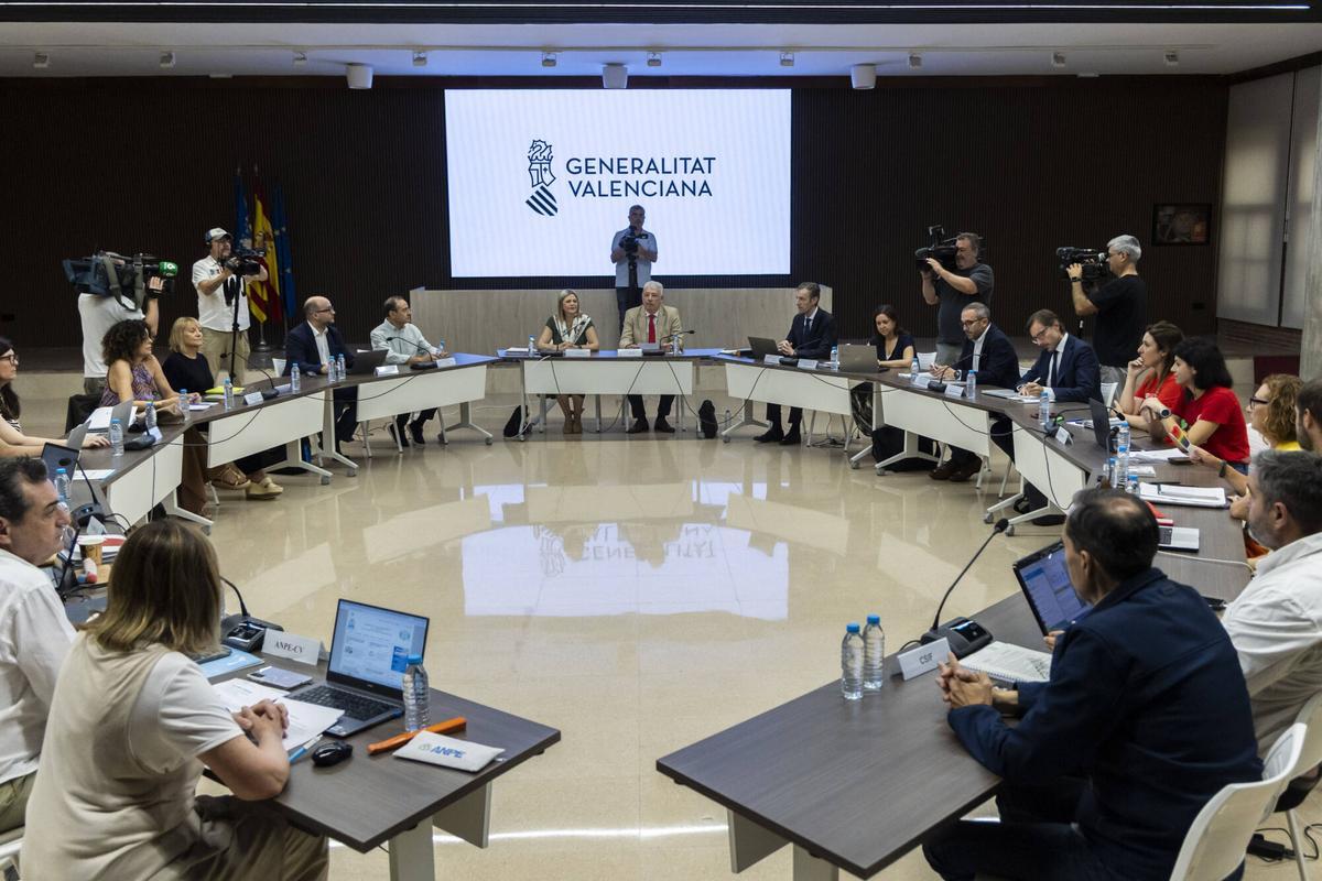 Valencia. VLC. Negociacion en la conselleria de educacion el dia en que entra en suspension la huelga un mes despues de su inicio