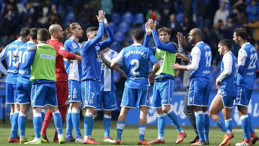 Los futbolistas del Deportivo, sobre el césped de Riazor, tras el empate del pasado sábado ante Las Palmas.