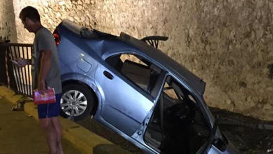 Un joven sin carné precipita su coche al foso del castillo de Dénia