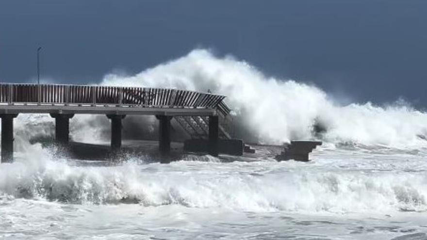 El temporal de mar 'engulle' el pueblo de Arrieta (Haría, Lanzarote)