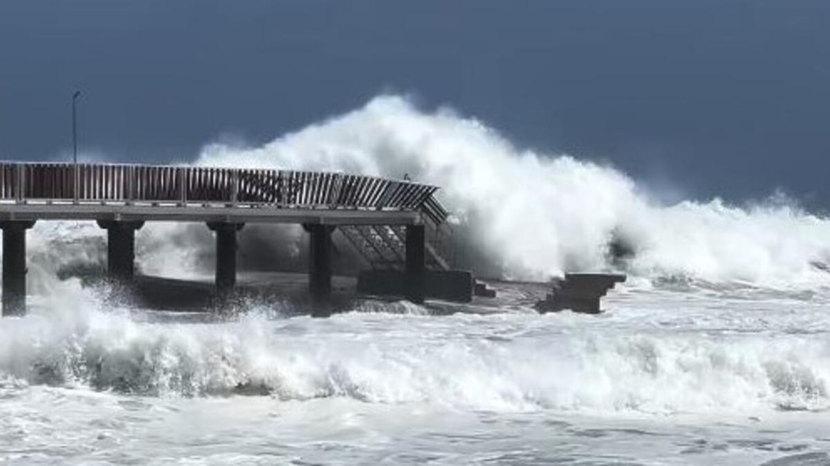 Las olas pasan por encima de la pasarela de Arrieta el pasado martes, 9 de abril.