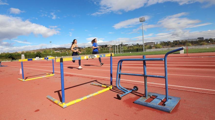 La DGA invertirá más de 1,2 millones en remodelar la pista de atletismo del Corona de Aragón con unas obras que empezarán después del verano. | ÁNGEL DE CASTRO