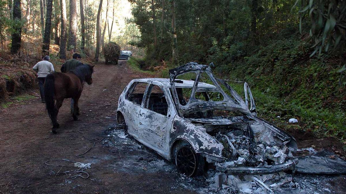 El coche apareció tiroteado en el monte de A Risca