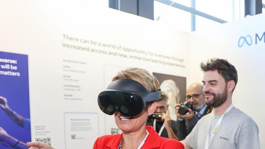La consejera Elena Máñez prueba unas gafas de realidad virtual en un estand de la Conferencia de la OCDE.
