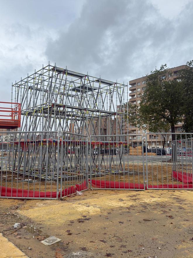 Montaje de la portada y las casetas de la Feria de Sevilla de 2026 durante las lluvias