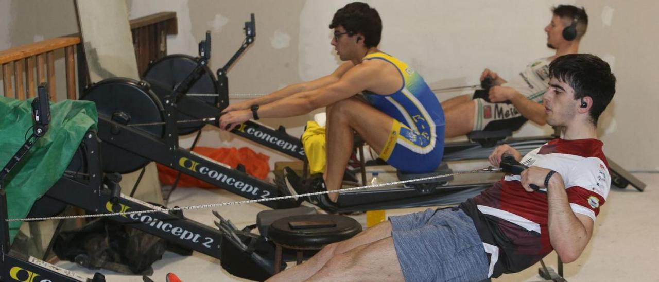 Tres de los remeros buenenses ejercitándose en los remoergómetros esta semana. | // SANTOS ÁLVAREZ