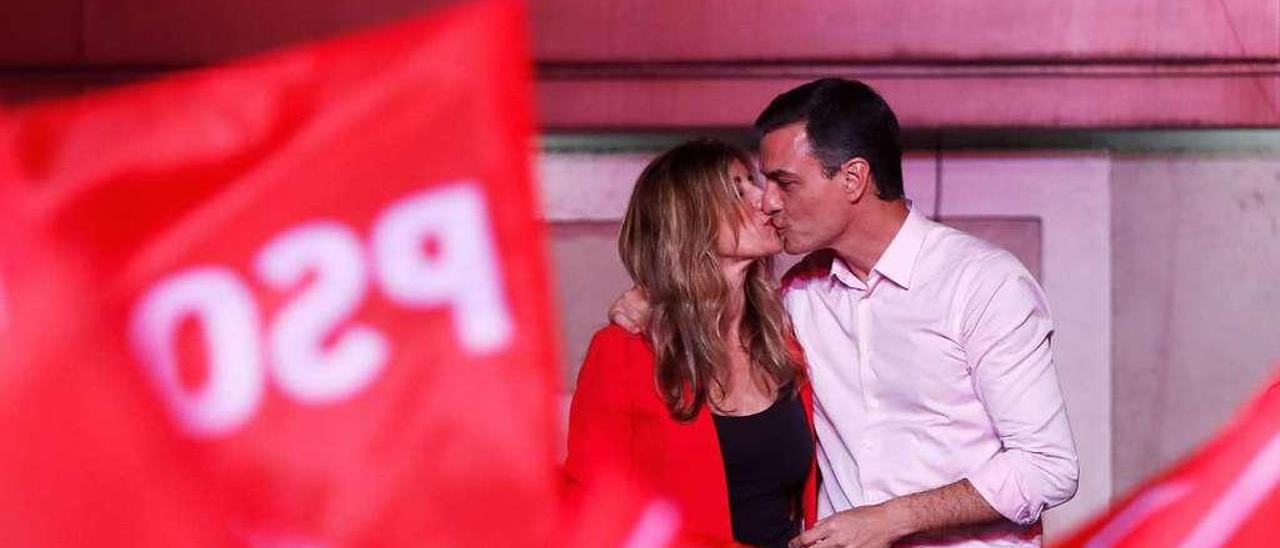 Pedro Sánchez besa a Begoña Gómez en el balcón de Ferraz en la noche electoral.