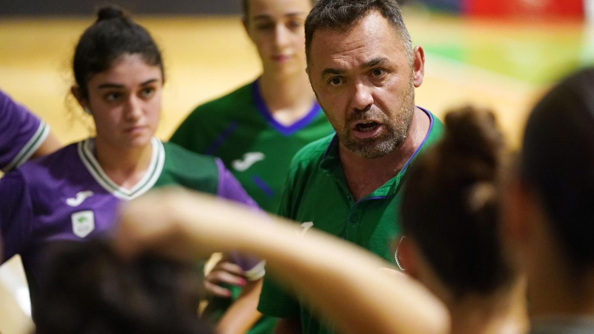 Francis Trujillo se dirige a sus jugadoras.