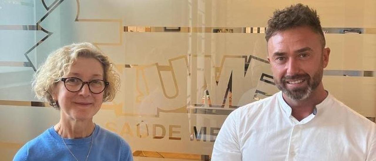Los psicólogos Ana Regueira y Aarón Argudo, directora y subdirector de Alume Saúde Mental, respectivamente, en la sede de la asociación, en Lugo.
