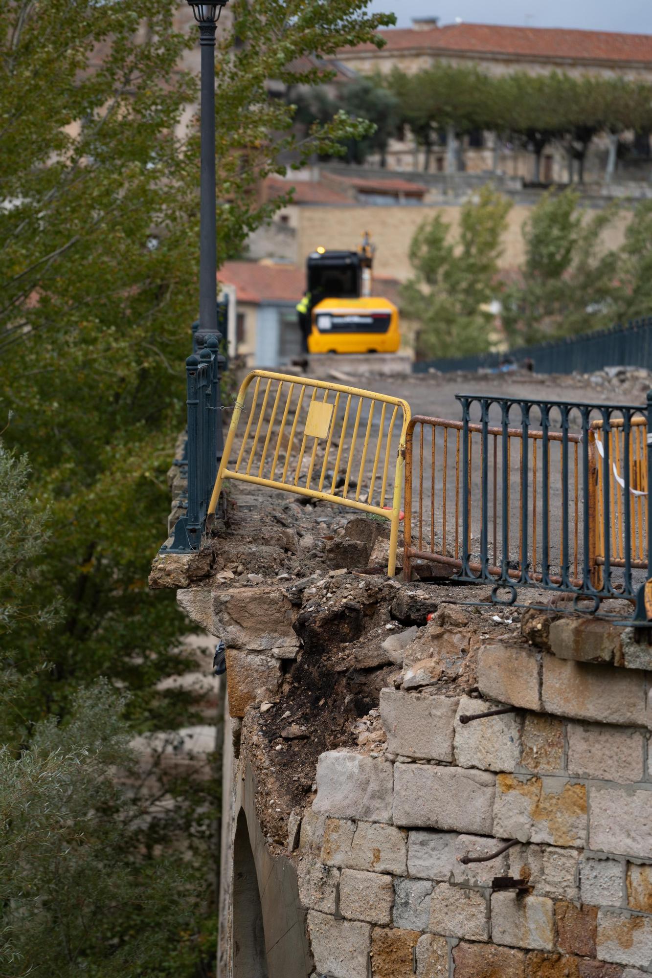 GALERÍA | Varios sillares del Puente de Piedra se desprenden al retirar parte de la barandilla