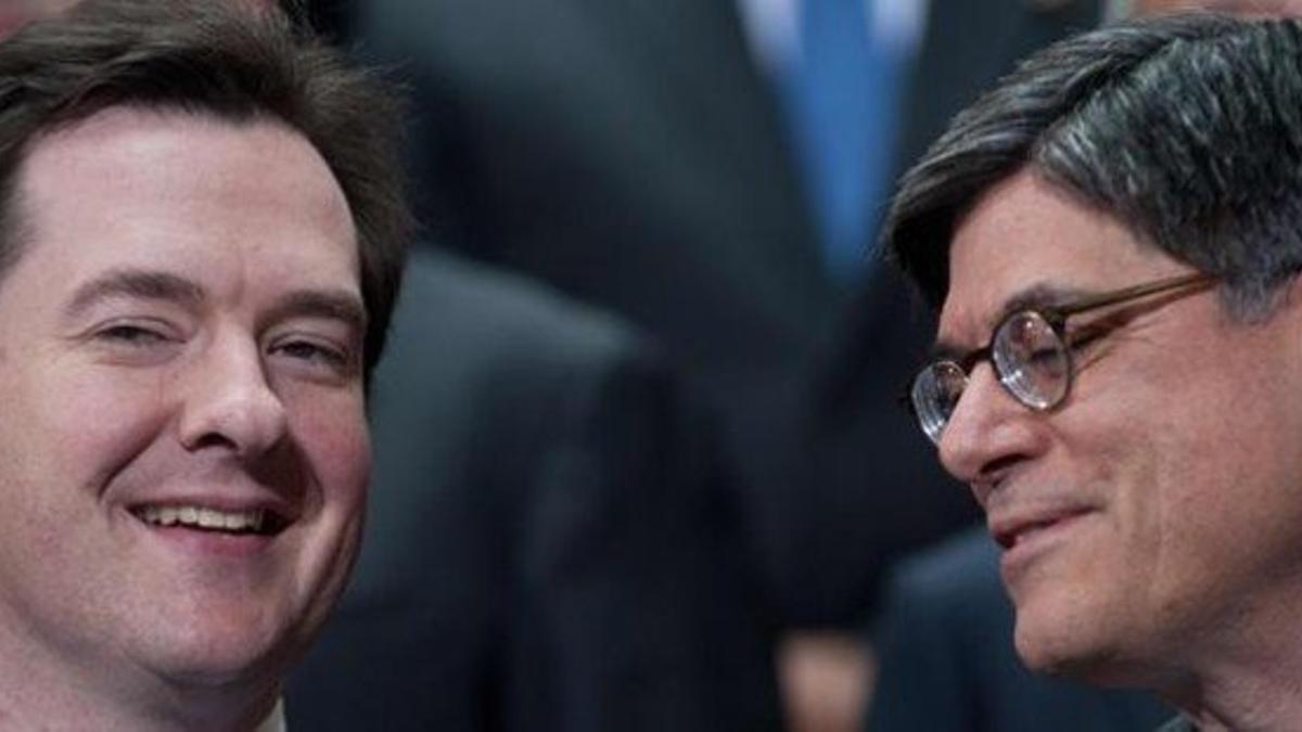 Osborne (izq.) sonríe junto al secretario del Tesoro de EEUU, Jacob Lew, el día 19 en Washington.