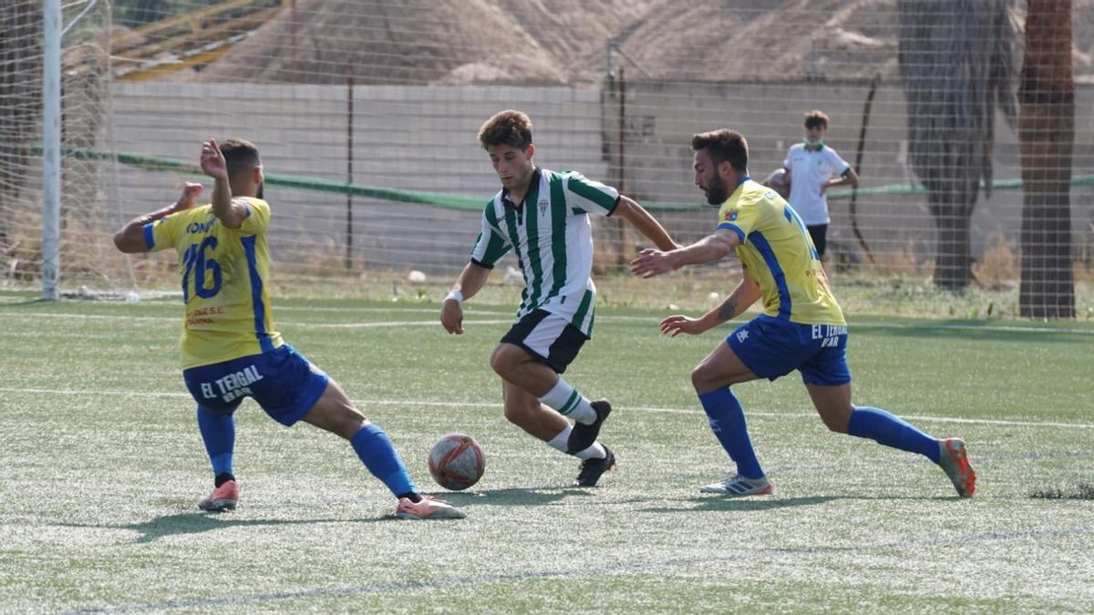 Fútbol: el Conil CF busca su primera victoria lejos de casa