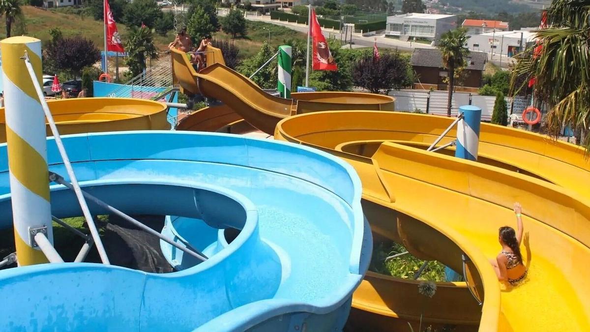 Últimas semanas para disfrutar de este parque acuático a dos horas de Santiago: 17 toboganes y una piscina panorámica para escapar del calor