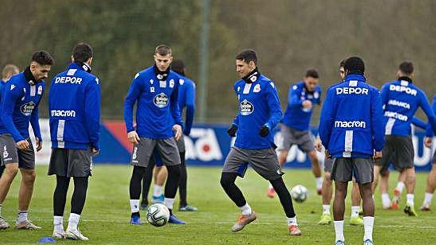 Varios de los futbolistas del Deportivo, durante el entrenamiento de ayer en Abegondo.