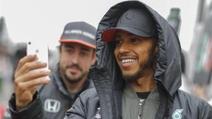 Alonso y Hamilton bromean antes del GP de China