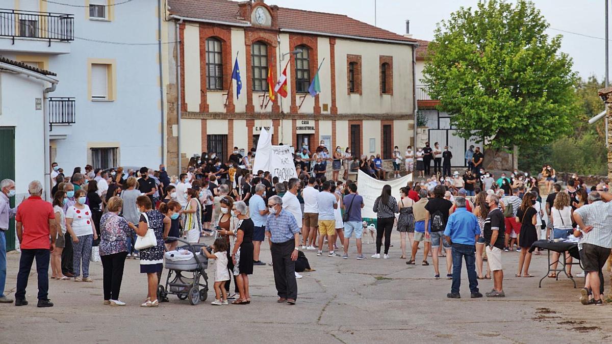 Numerosos vecinos congregados en Samir de los Caños para denunciar la falta de atención sanitaria. | Ch. S.