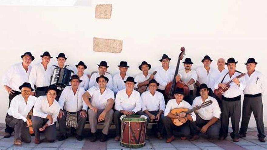 Miembros del grupo popular Bejeque de Santa Lucía en la plaza de Sardina del Sur.