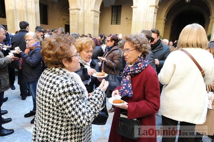 Reparto de boniatos en el Palacio Episcopal por San Fulgencio