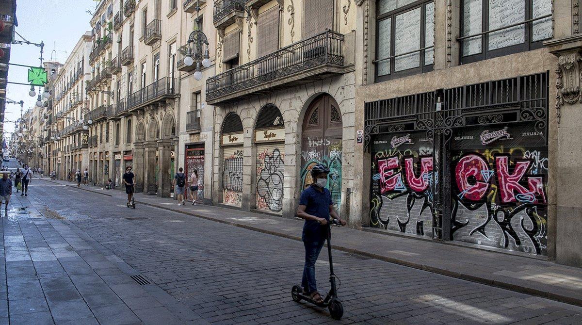 Comercios cerrados en la calle de Ferran de Barcelona.