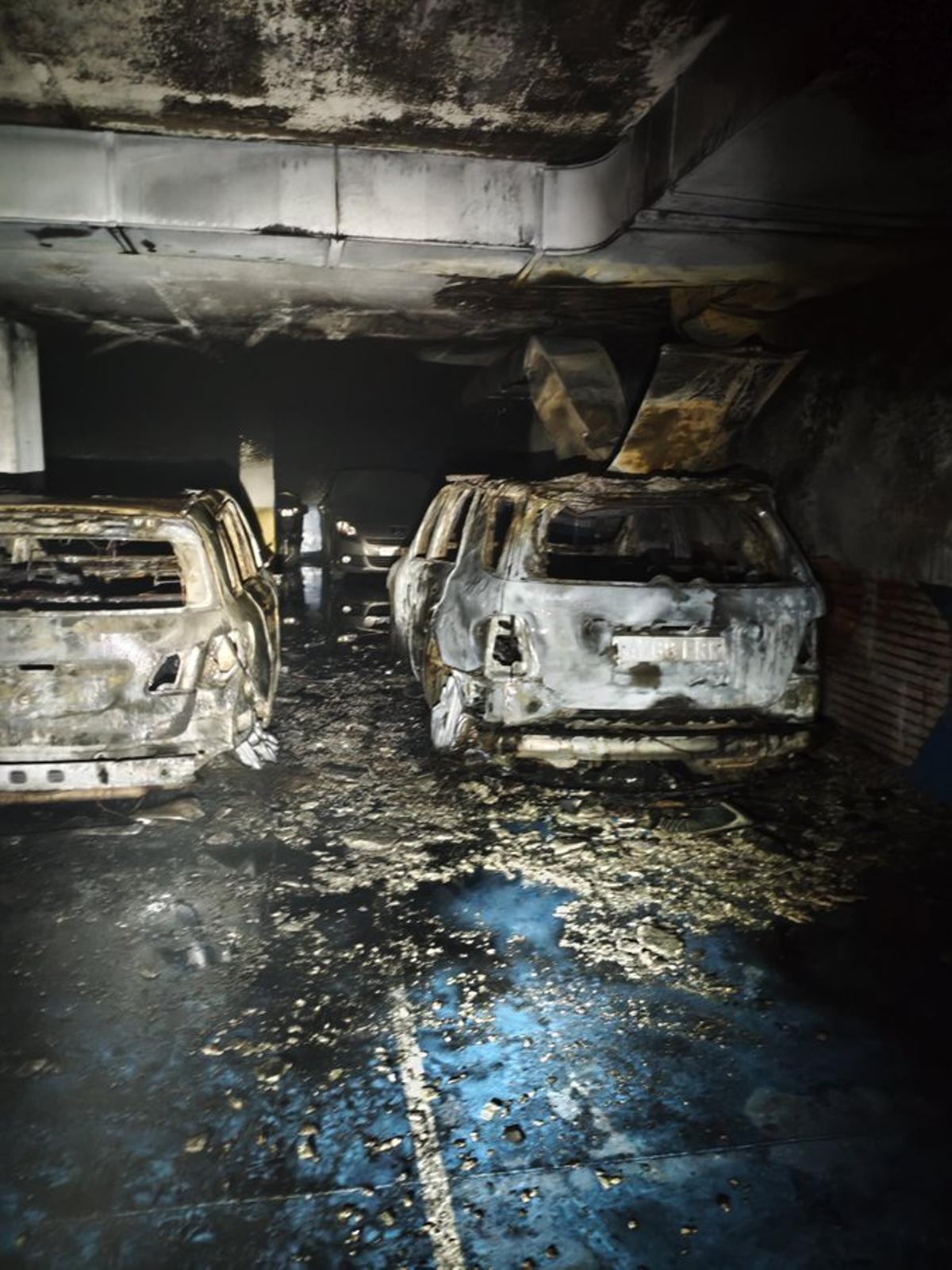Vehículos afectados por un incendio en un garaje de la calle Pérez Cepeda de A Coruña.