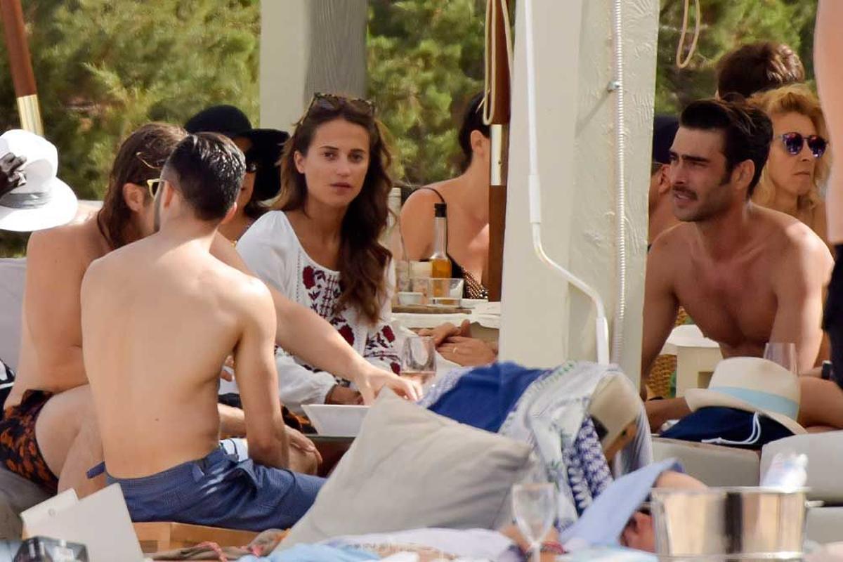 Alicia Vikander y Jon Kortajarena, en un chiringuito en Ibiza