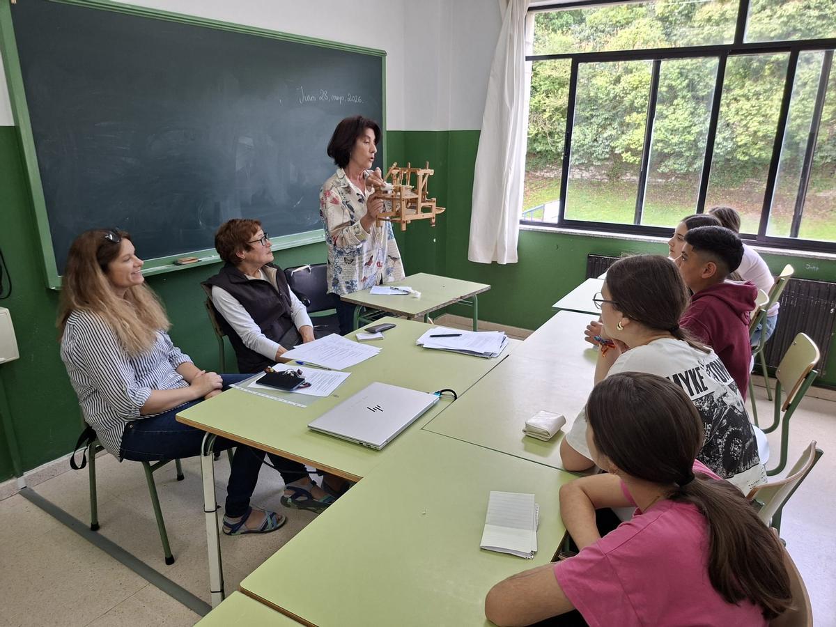 En imágenes: seis jubilados relatan sus experiencias a los alumnos del instituto Elisa y Luis Villamil, de Vegadeo