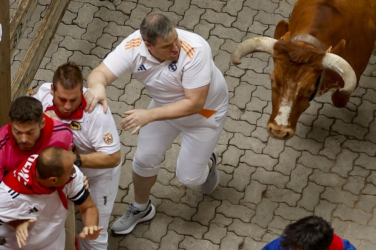 Veloz encierro de Álvaro Núñez con los toros liderando la carrera.