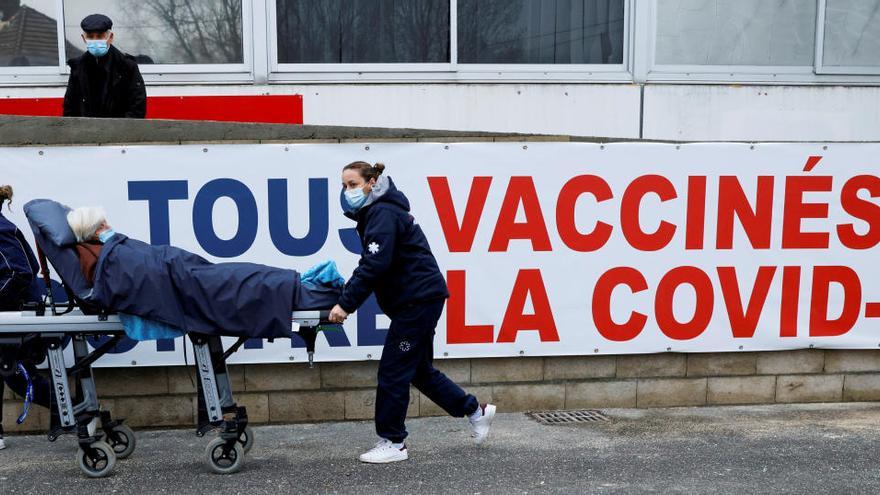 Sanitarios trasladan a un enfermo a las afueras de París.