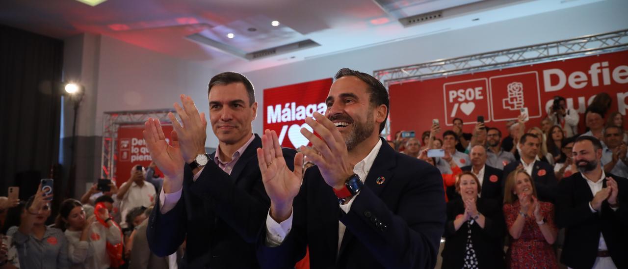 Pedro Sánchez y Dani Pérez, en una imagen de archivo de un mitin del PSOE en Málaga.