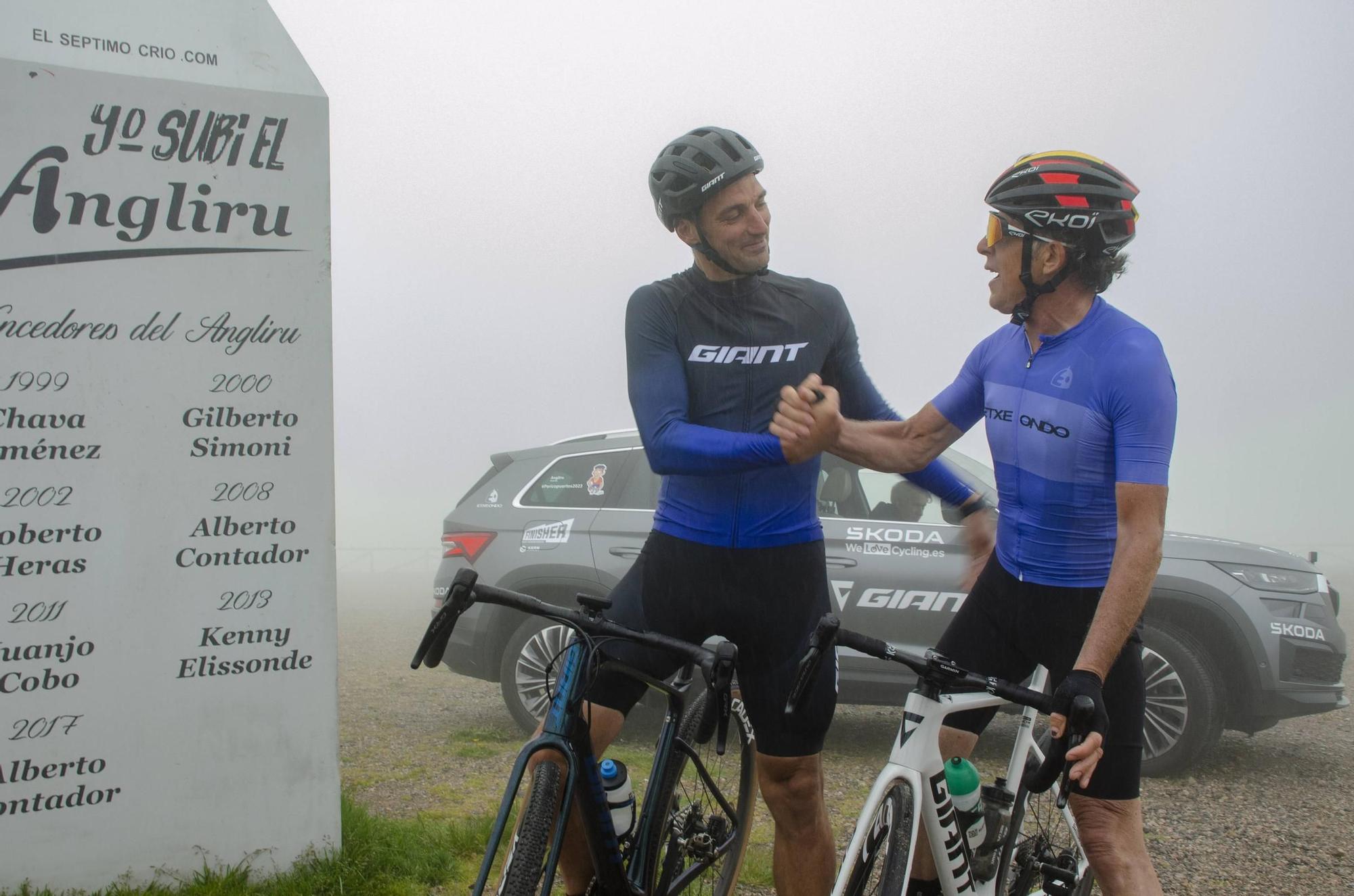 En imágenes: El seleccionador argentino Lionel Scaloni y Pedro Delgado suben al Angliru