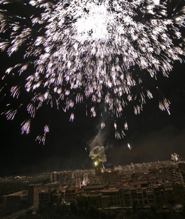 Nit de l'Albà. La noche del 13 miles de fuegos artificiales iluminan Elche, con la Palmera de la Virgen como colofón. De madrugada se celebra la "carretillà".