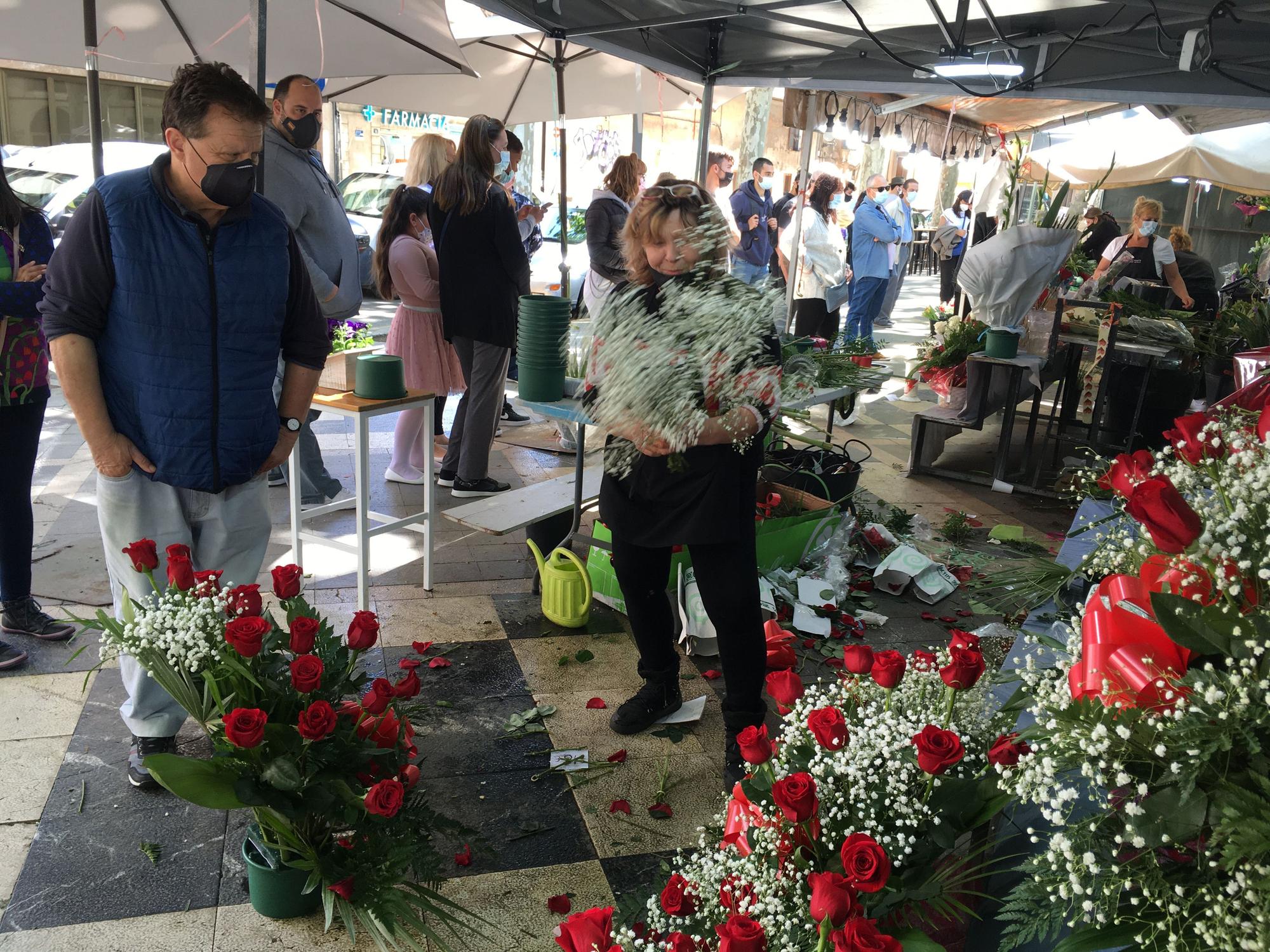 El Día de la Madre llena de flores y de gente la Rambla de Palma